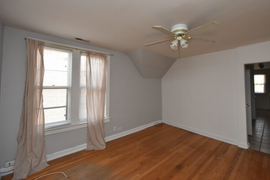 Building Photo - 3055 N Racine Ave