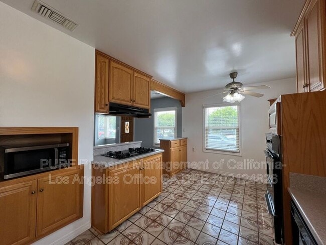Building Photo - 2667 S Dolphin St