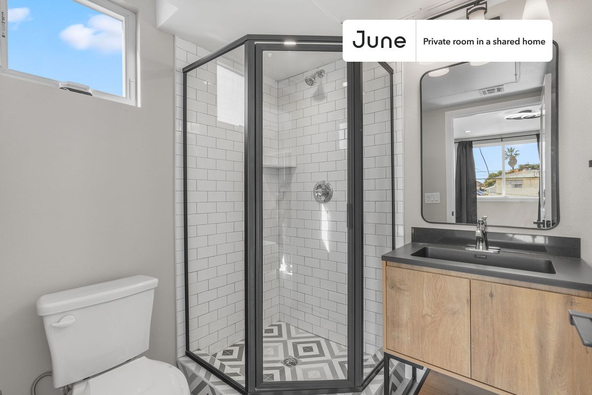 Building Photo - Room in Shared 5 bed/5 bath home