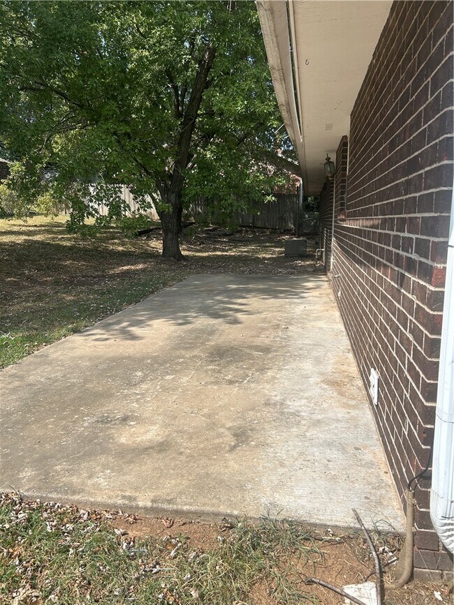 Building Photo - 2905 Falcon Rd