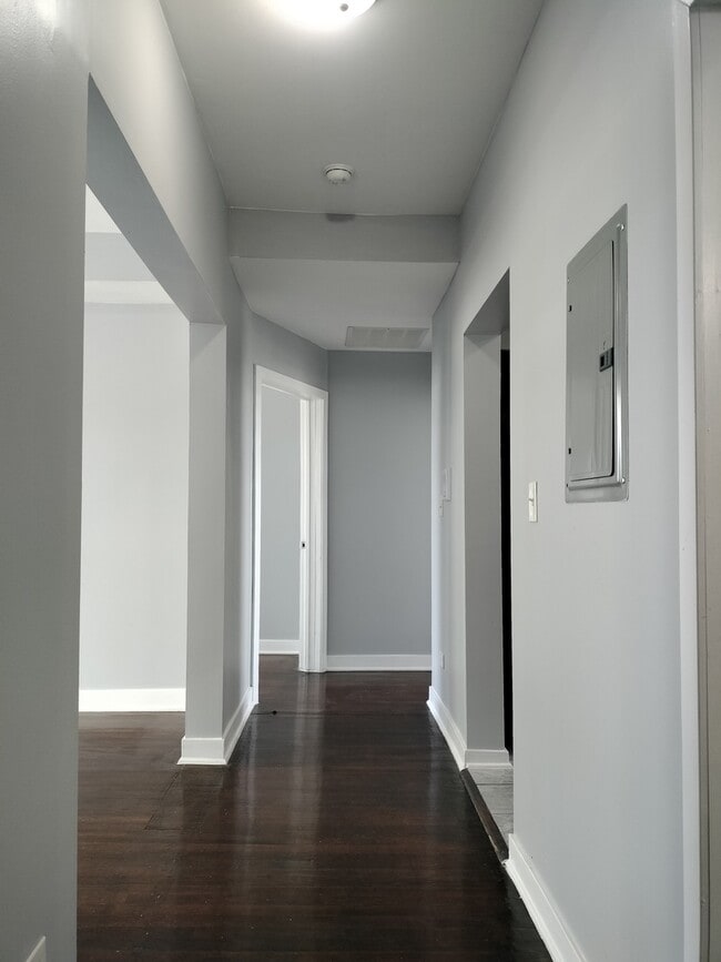 Building Photo - 1413 W 66th St