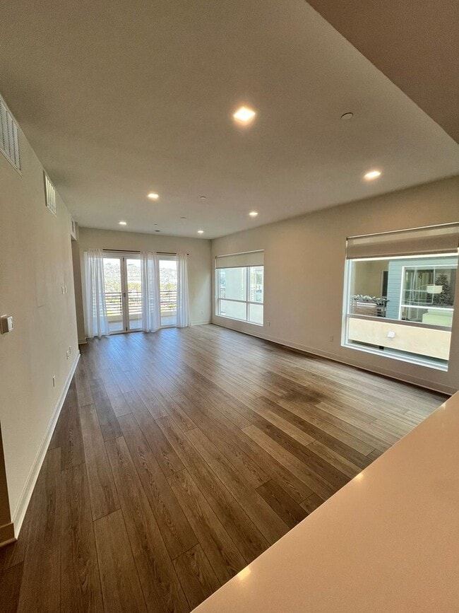 Building Photo - Modern Mission Valley Condo Near Civita Park