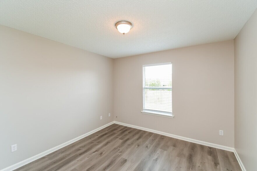 Building Photo - 3720 Arava Dr