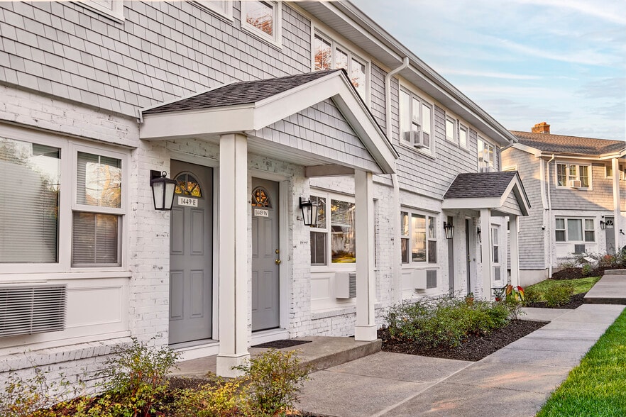 Gray Building Townhomes - Farmington Court Apartments