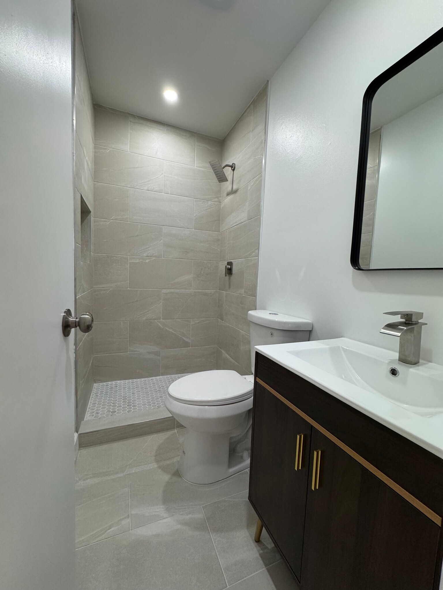 Building Photo - 627 W 17th St