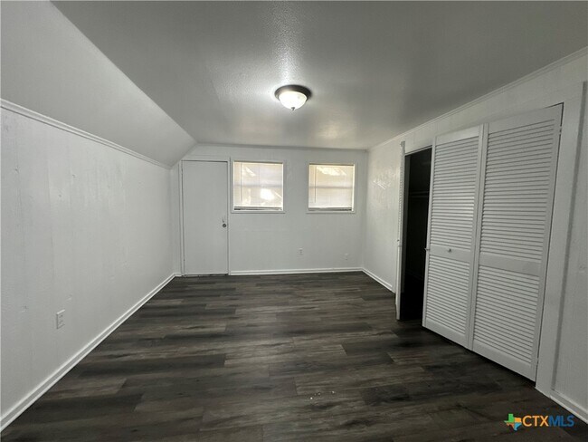 Building Photo - 882 Buerger Ln