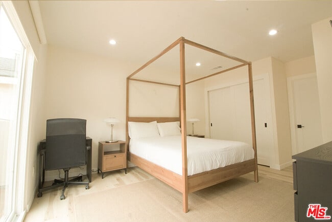 Building Photo - 9042 Phyllis Ave