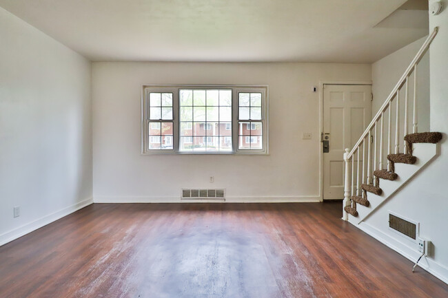 Building Photo - 925 N Prairie Ave