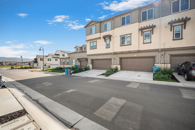 Building Photo - $3595.00 - Newer Large 3/2.5 Townhome in B...