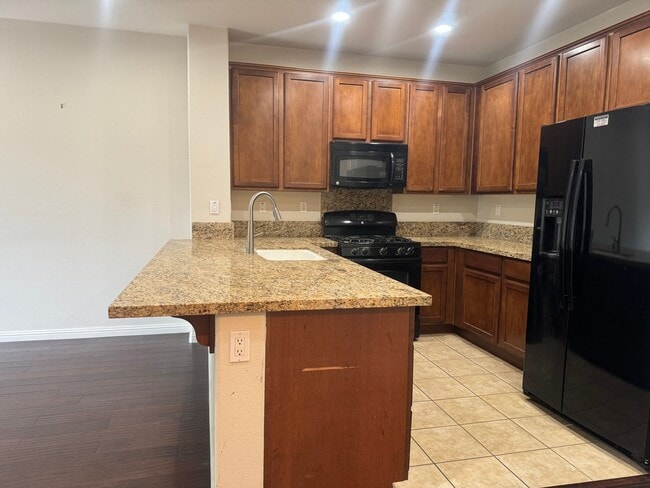 Building Photo - ONE MONTH FREE RENT! Beautiful 4 bedroom, ...