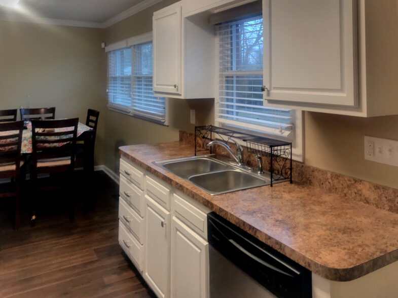 Kitchen - 2932 Rio Rita Ave