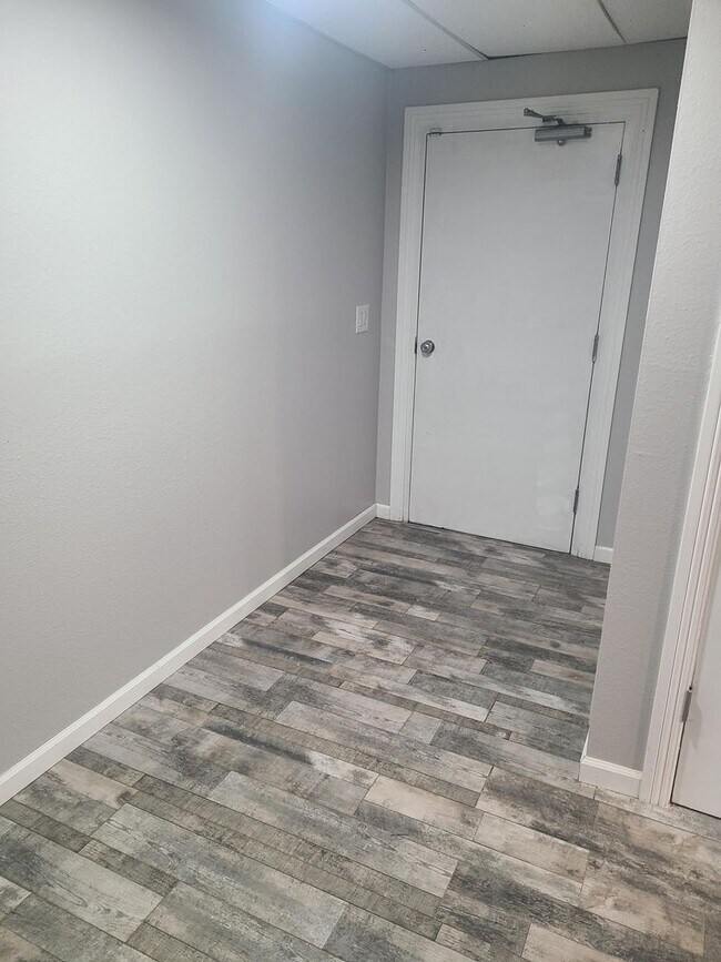 Building Photo - 17th St 6 Plex