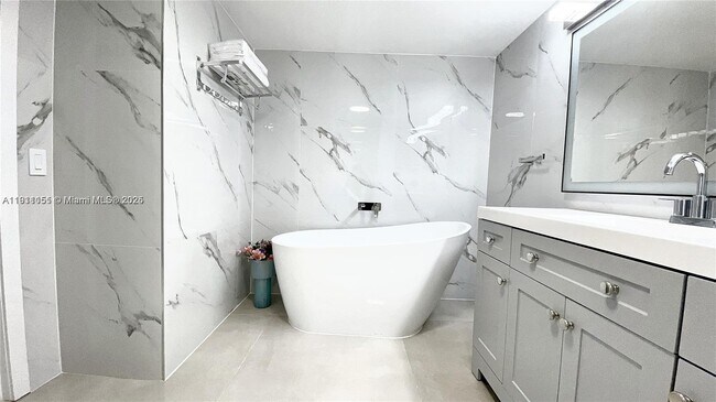 Building Photo - 1717 N Bayshore Dr