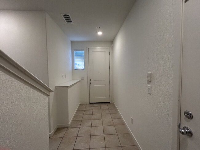 Building Photo - Fresh 3 Bed, 2 Bath Home - Close to shopping!