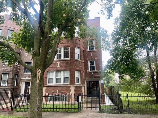 Building Photo - 7822 S Kingston Ave