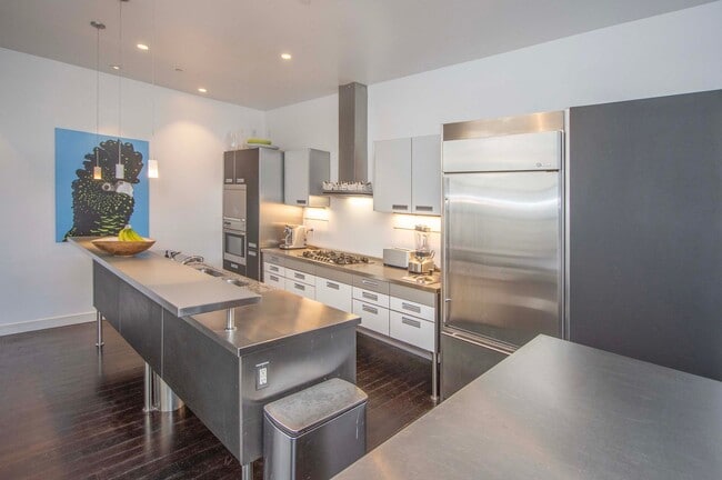 Building Photo - Stunning 4Bed/2.5ba Condo in Pacific Heights