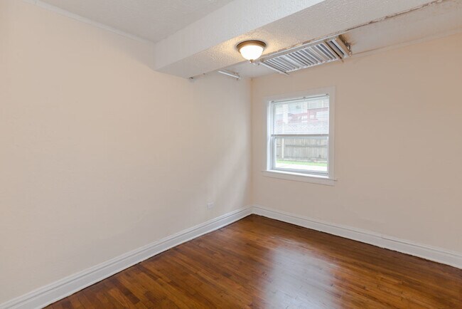 Building Photo - 1914 N Drake Ave