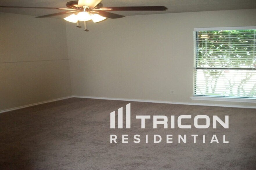 Building Photo - 9215 Sophora Dr