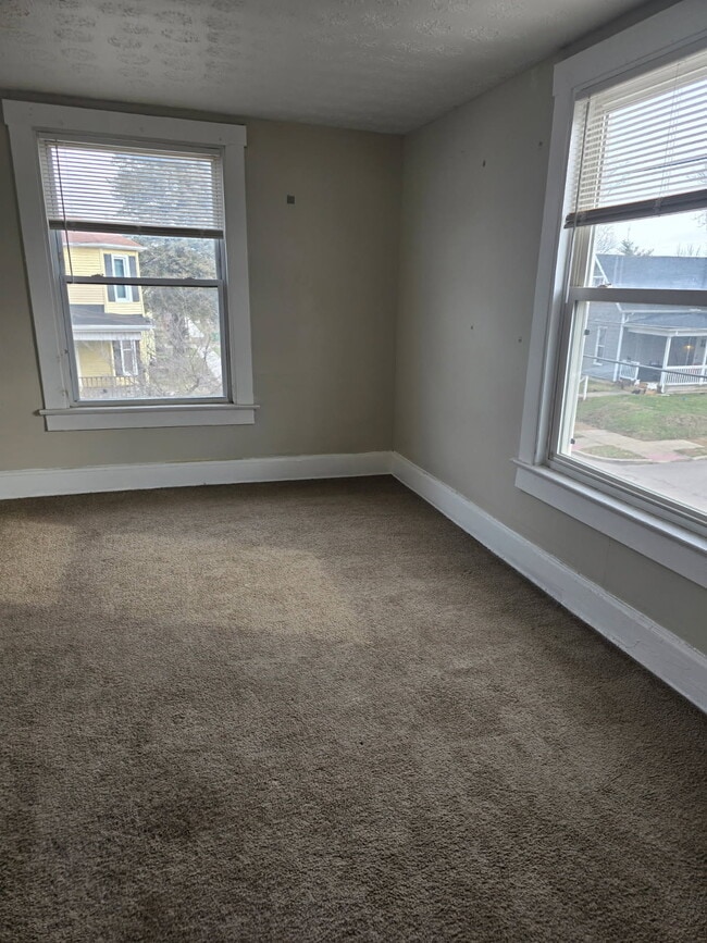 Building Photo - 403 Maple Ave