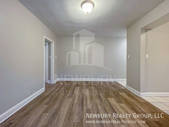 Building Photo - Cozy 2 Bedroom Available Now!
