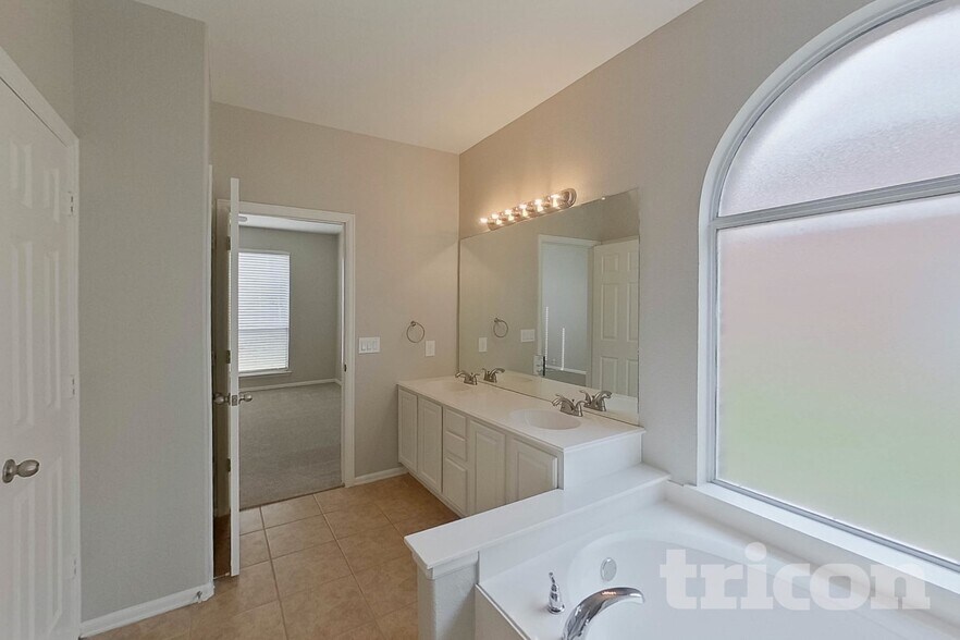 Building Photo - 2811 S Serrano