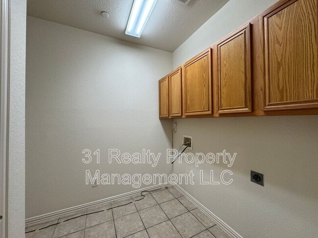 Building Photo - 900 Englewood Ln