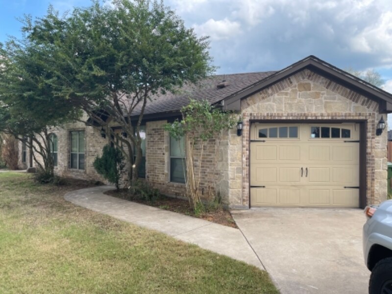 Building Photo - 600 Hilltop Dr