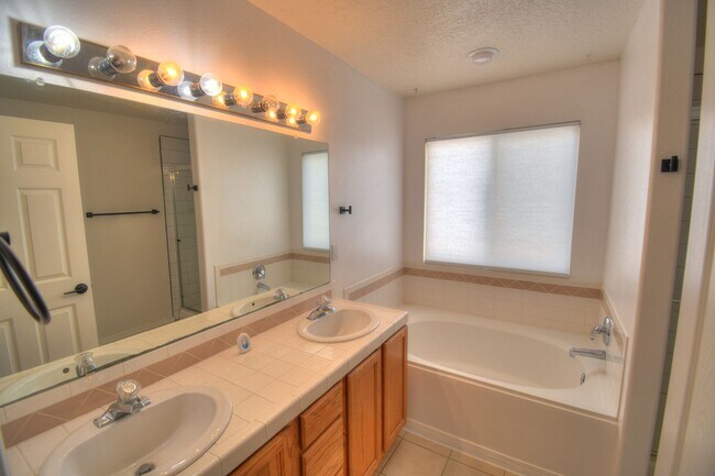 Building Photo - Ventana Ranch 3 BEDROOM   2 Bathroom   2 C...