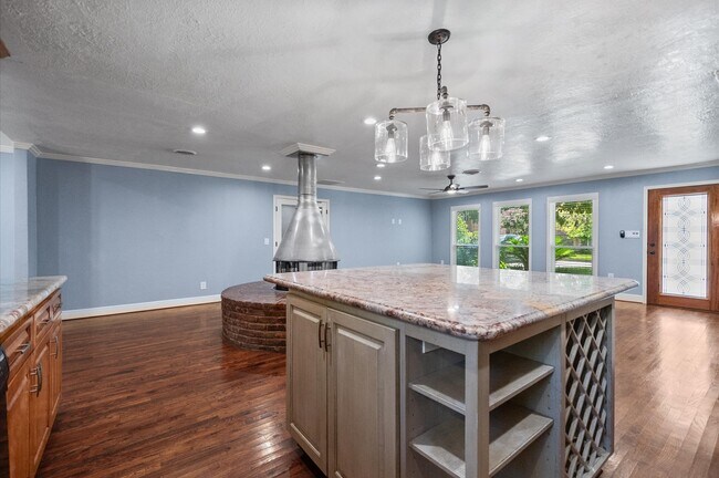 Building Photo - 1320 Woodvine Dr