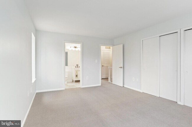 Building Photo - 2403 S Walter Reed Dr