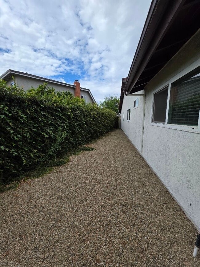 Building Photo - SPACIOUS 4BD/2BA WITH GARAGE, LAUNDRY AND ...