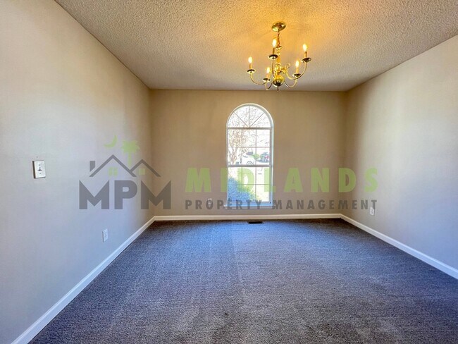 Building Photo - 5 Bridle Path Court