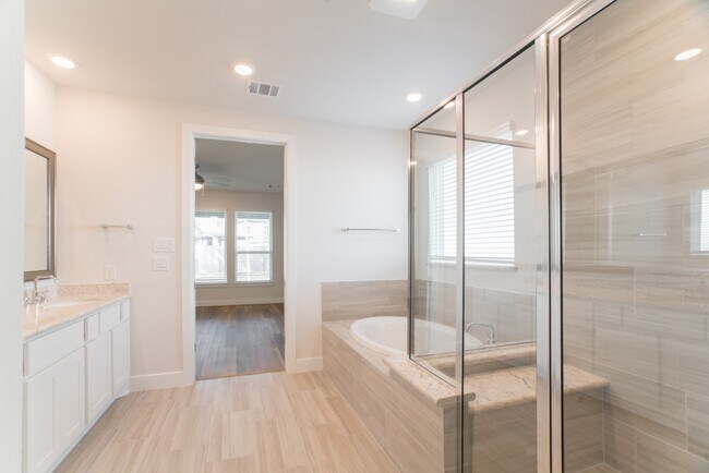 Building Photo - 11 Mariposa Wds Dr