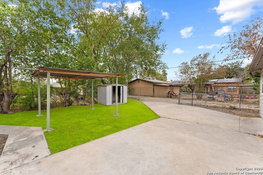 Building Photo - 315 Pool Dr