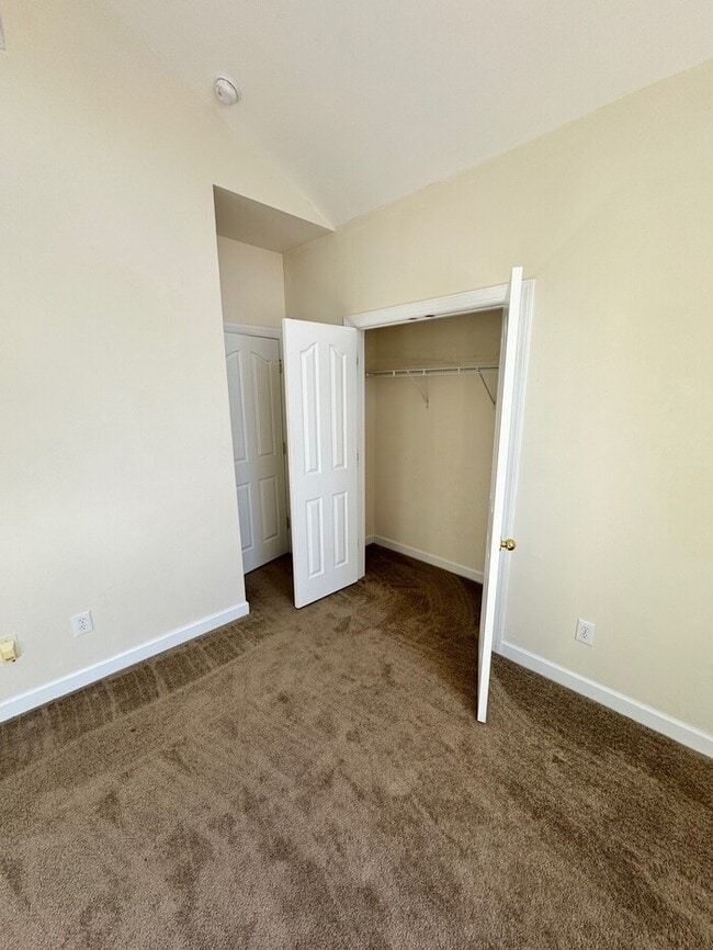 Building Photo - Move-in ready 2-bedroom, 2-bath end-unit t...