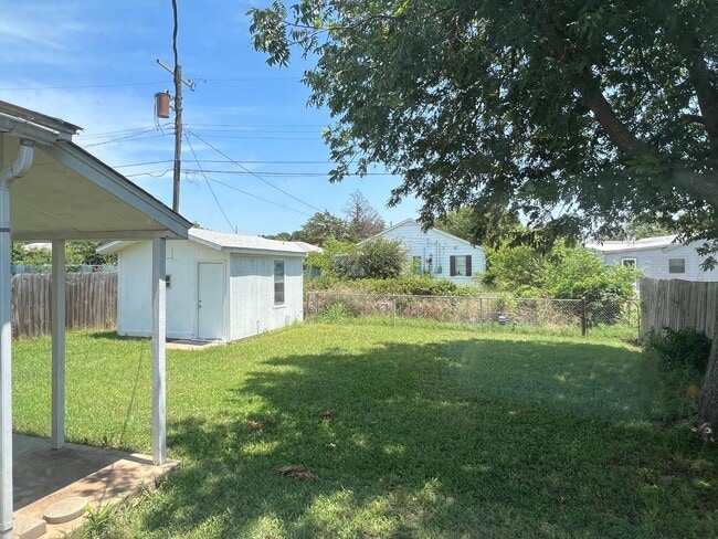 Building Photo - 606 SW 26th Pl