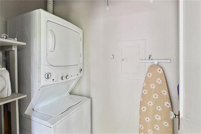 Building Photo - 635 Bonaventure Ave NE