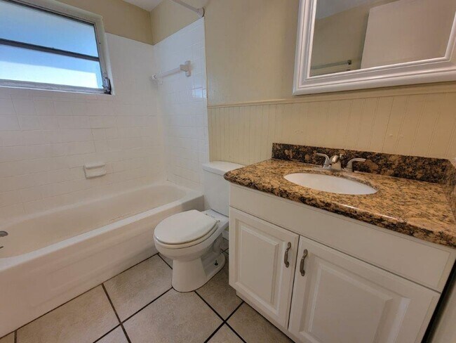 Building Photo - BEAUTIFUL 2/1/1 864Sq. Ft. with tile/wood ...