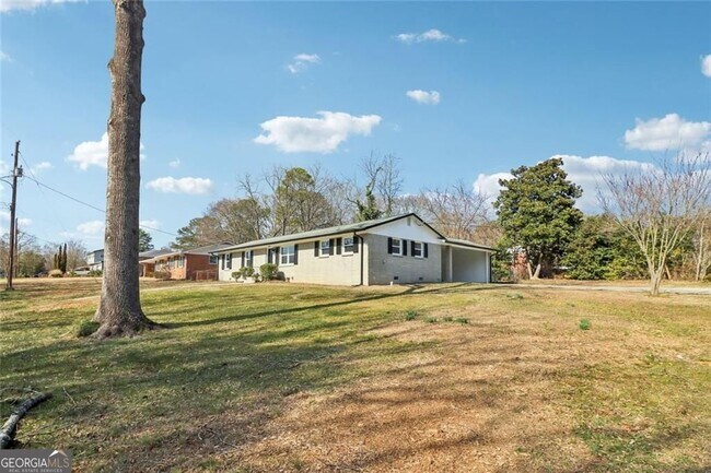 Building Photo - 2219 Lisa Dr SE