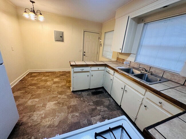 Building Photo - 722 Myrtlewood Dr