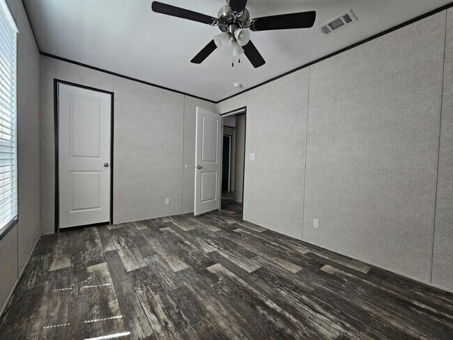 Building Photo - 6721 Hidden Oaks Dr