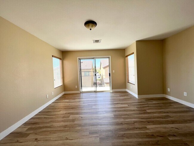 Building Photo - Beautiful 4-bedroom, 2.5-bathroom house