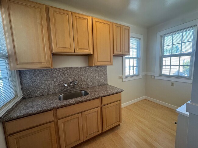Building Photo - Large 1 Bedroom/1 Bath - Quiet Neighborhoo...