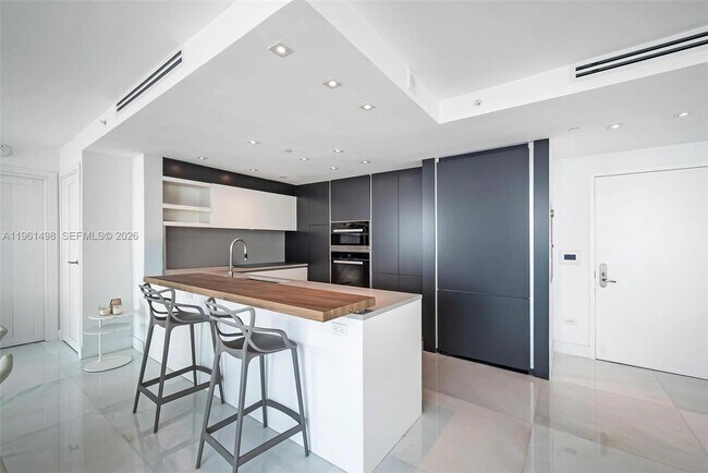 Building Photo - 1331 Brickell Bay Dr