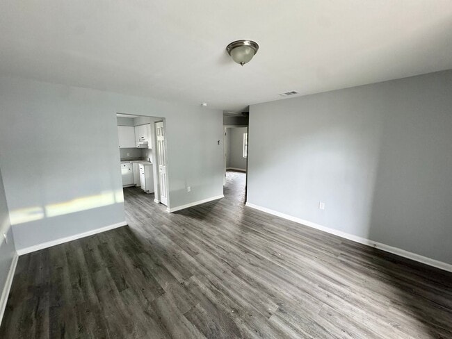 Building Photo - Spacious 2BR/1BA Unit Available !