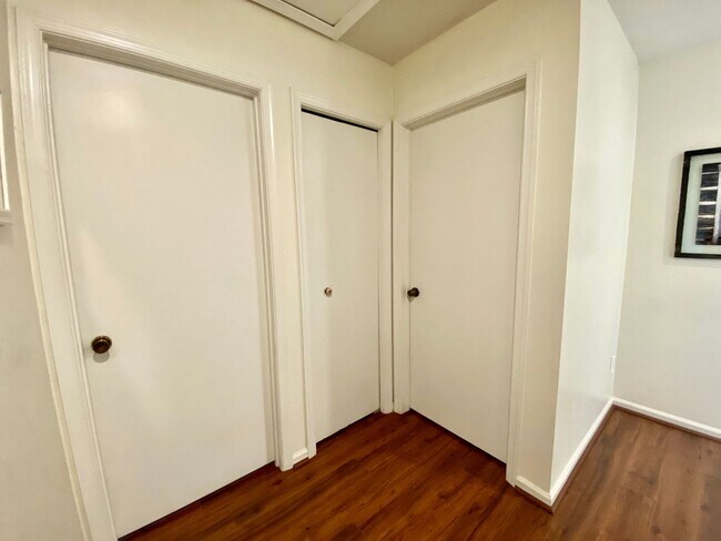 Building Photo - Charming Ranch-Style Home With Garage Avai...