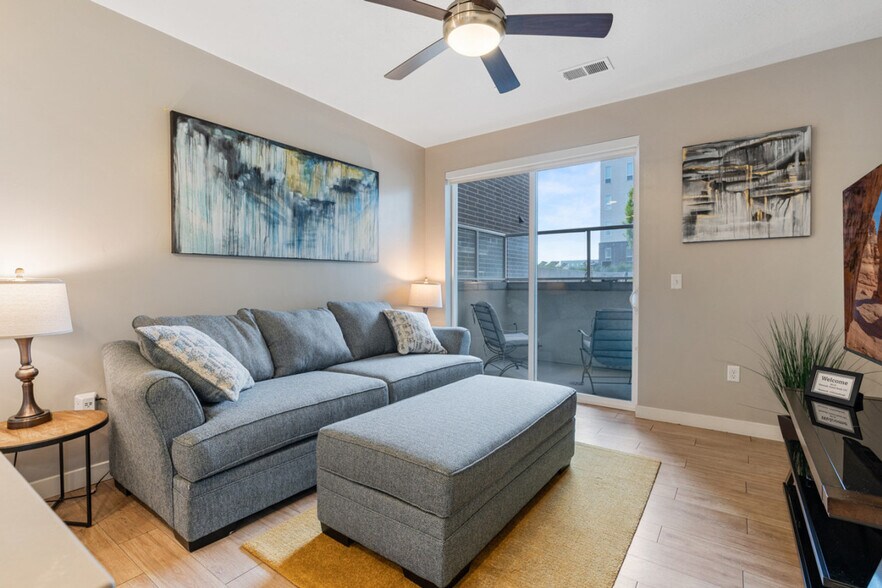 Building Photo - 489 E 400 S