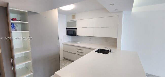 Building Photo - 100 Bayview Dr