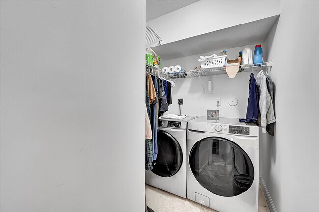 Building Photo - 1614 NE 9th St