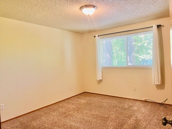 Building Photo - Eastside Olympia/ Must See! Available Now-2bd 1bath